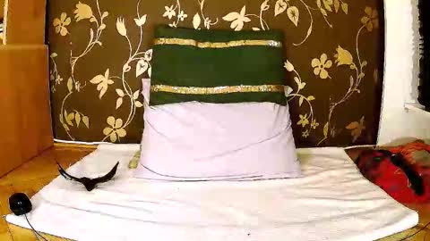 Snapshot of sexymayagold chatting on 09.25.25 Squirty Maya Gold online show from 09.25.25