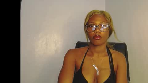 Snapshot of sexyslim_ebony chatting on 03.01.26 Darkskinned Rae online show from 03.01.26