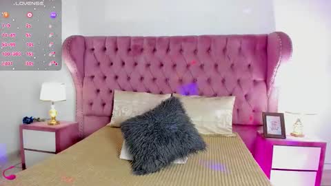 Snapshot of shainabonne chatting on 10.18.25 Shaina online show from 10.18.25