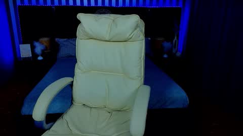 Snapshot of shame_lesss chatting on 10.17.25 Lessi online show from 10.17.25