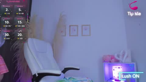 Snapshot of shannel_moss__ chatting on 10.05.25 online show from 10.05.25