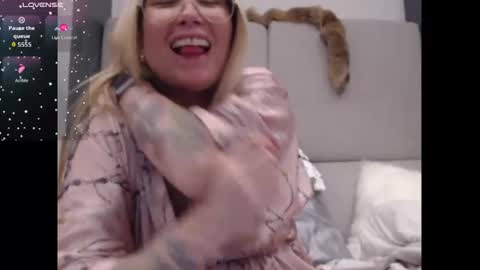 Snapshot of shannon07 chatting on 10.15.25 Shannon07 online show from 10.15.25