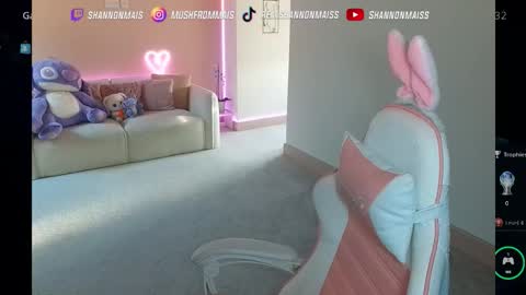 Snapshot of shannonblooms chatting on 09.24.25 Shanmais online show from 09.24.25