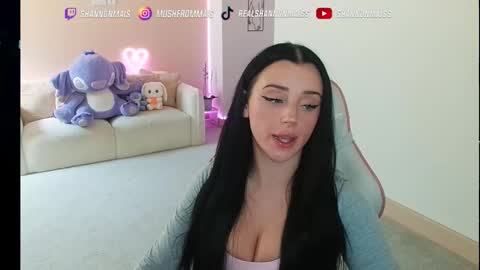 Snapshot of shannonblooms chatting on 09.30.25 Shanmais online show from 09.30.25