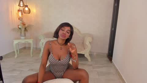 Snapshot of shantallknowless chatting on 01.27.25 ShantallKnowles online show from 01.27.25