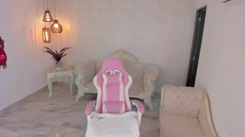 Snapshot of shantallknowless chatting on 02.27.25 ShantallKnowles online show from 02.27.25