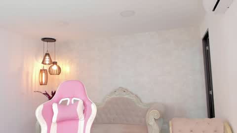 Snapshot of shantallknowless chatting on 03.10.25 ShantallKnowles online show from 03.10.25