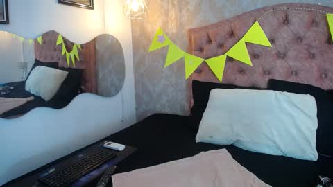 Snapshot of sharick_greco chatting on 09.25.25 SHARICK online show from 09.25.25