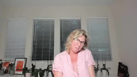 Sharkgirl online show from 12.04.24