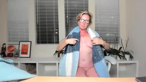 Sharkgirl online show from 01.03.25