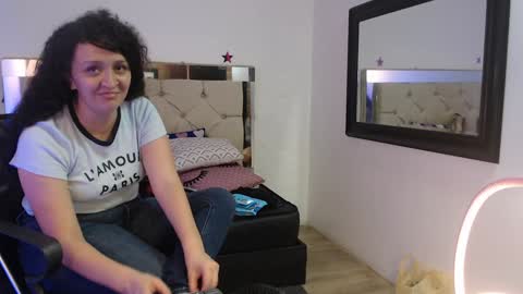 Snapshot of sharlotte__jones chatting on 01.04.25 Sara online show from 01.04.25