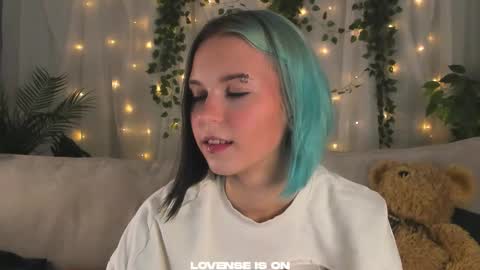 Snapshot of she_well chatting on 10.11.25 Anika online show from 10.11.25