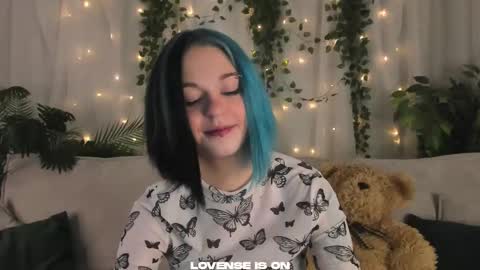 Snapshot of she_well chatting on 10.20.25 Anika online show from 10.20.25