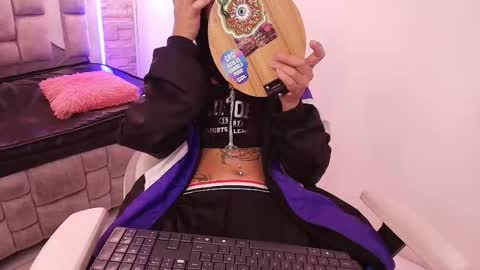 Snapshot of sheilly_brown chatting on 10.01.25 sheilly_brown online show from 10.01.25