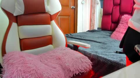 Snapshot of sheilly_brown chatting on 10.21.25 sheilly_brown online show from 10.21.25