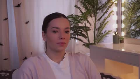 Snapshot of shelbymoravek chatting on 11.05.25 Bella online show from 11.05.25