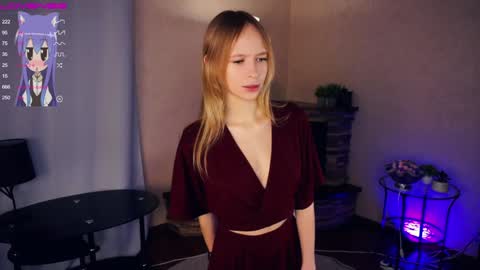 Snapshot of shelleybuss chatting on 12.25.24 Shelley night Tate day online show from 12.25.24