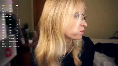 Snapshot of shelleybuss chatting on 10.22.25 Shelley night Tate day online show from 10.22.25