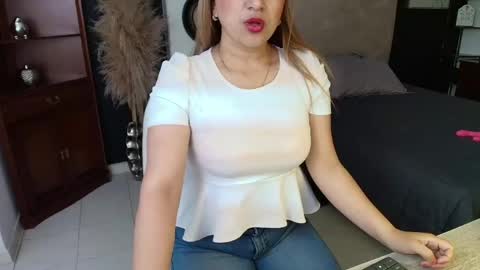 Snapshot of sheryl_jones chatting on 05.19.26 sheryl_jones online show from 05.19.26
