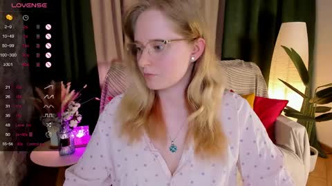 Snapshot of sheslinki chatting on 06.08.26 Hello guys my name is Aemilia online show from 06.08.26