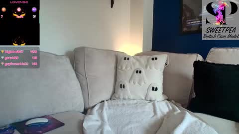 Snapshot of short_sweetpea chatting on 10.28.25 short sweetpea online show from 10.28.25