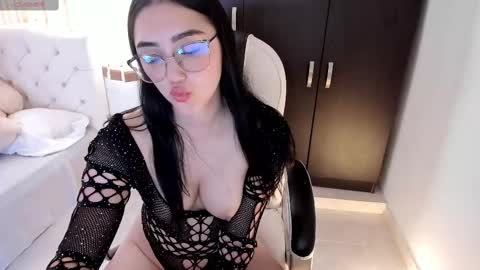 Nahomy online show from 09.17.25