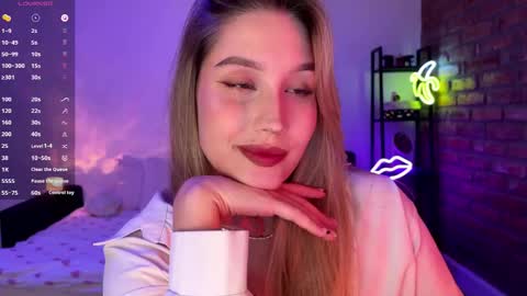 Snapshot of shy_bee chatting on 10.18.25 Alice online show from 10.18.25