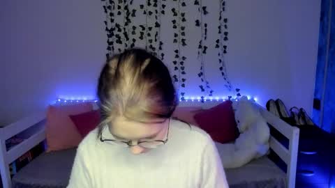 shy_elina01 online show from 10.18.25