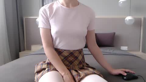 Snapshot of shy_schoolgirl_ chatting on 10.06.25 shy_schoolgirl_ online show from 10.06.25