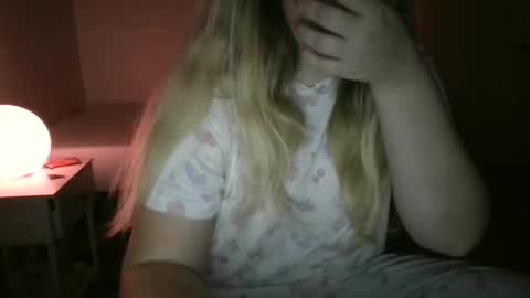 Snapshot of shyelyseee chatting on 11.12.25 Elyse online show from 11.12.25