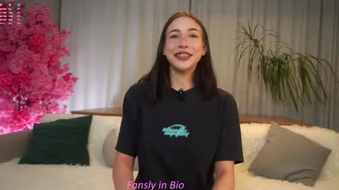 Snapshot of signehinz chatting on 10.12.25 Eva online show from 10.12.25