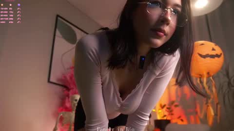 Snapshot of signehinz chatting on 10.23.25 Eva online show from 10.23.25