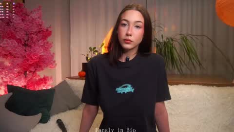 Snapshot of signehinz chatting on 10.24.25 Eva online show from 10.24.25