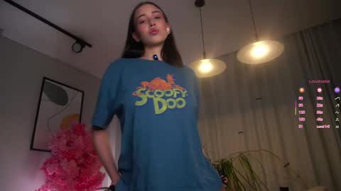 Snapshot of signehinz chatting on 11.06.25 Eva online show from 11.06.25