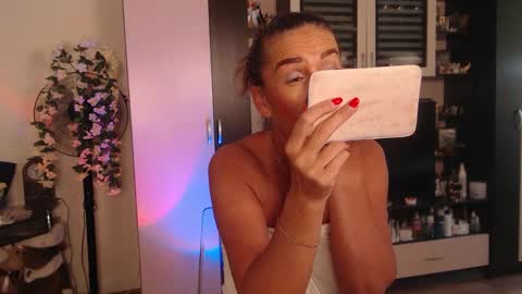 Snapshot of silenaa_sloussen chatting on 09.30.25 silenaa_sloussen online show from 09.30.25