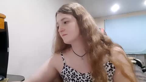 Snapshot of silkfever chatting on 11.03.25 Elisabet online show from 11.03.25