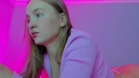 Snapshot of silky_huzelnut chatting on 09.29.25 Mila online show from 09.29.25