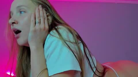 Snapshot of silky_huzelnut chatting on 09.30.25 Mila online show from 09.30.25