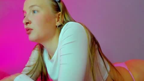 Snapshot of silky_huzelnut chatting on 10.05.25 Mila online show from 10.05.25