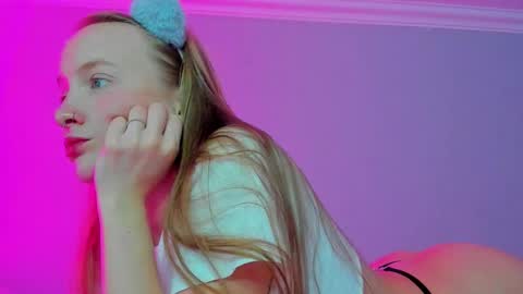 Snapshot of silky_huzelnut chatting on 10.08.25 Mila online show from 10.08.25