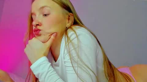 Snapshot of silky_huzelnut chatting on 10.13.25 Mila online show from 10.13.25