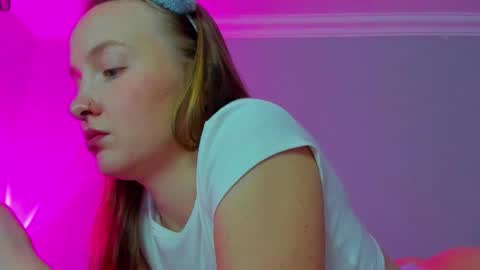 Snapshot of silky_huzelnut chatting on 10.17.25 Mila online show from 10.17.25