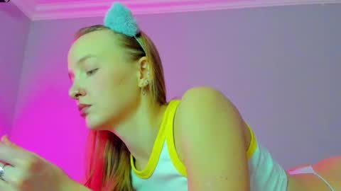 Snapshot of silky_huzelnut chatting on 10.22.25 Mila online show from 10.22.25