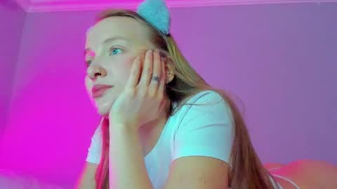 Snapshot of silky_huzelnut chatting on 10.23.25 Mila online show from 10.23.25