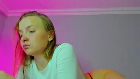 Snapshot of silky_huzelnut chatting on 10.26.25 Mila online show from 10.26.25