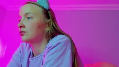 Snapshot of silky_huzelnut chatting on 10.27.25 Mila online show from 10.27.25