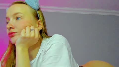 Snapshot of silky_huzelnut chatting on 10.28.25 Mila online show from 10.28.25