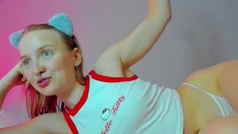 Snapshot of silky_huzelnut chatting on 10.31.25 Mila online show from 10.31.25