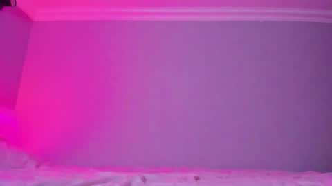 Snapshot of silky_huzelnut chatting on 11.04.25 Mila online show from 11.04.25