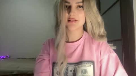 Snapshot of silkybabe19 chatting on 12.19.25 silkybabe19 online show from 12.19.25